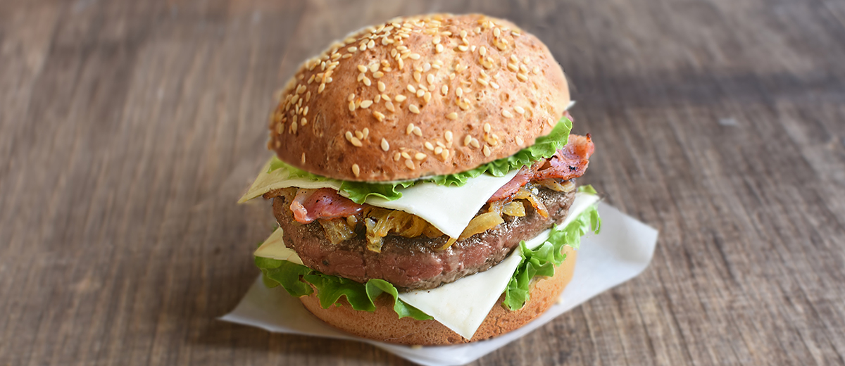 Burger au bacon et champignons avec Société Croque