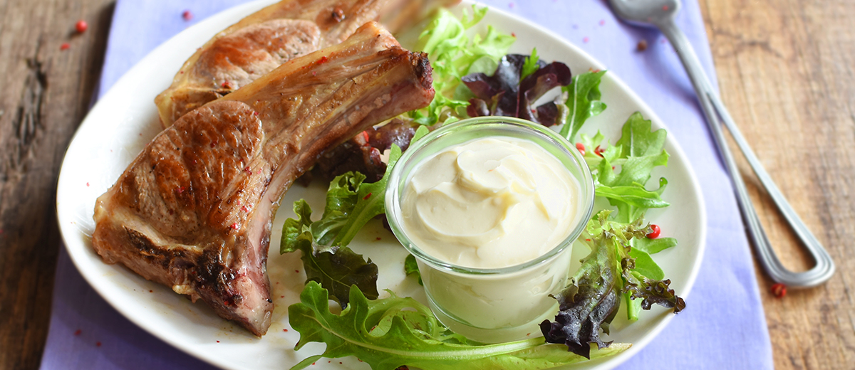 Côtes d'agneau grillées, dip au Société Crème et mesclun